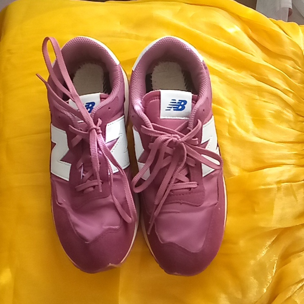 New Balance 237 Boys 6.5 Burgundy sneakers
